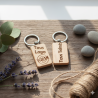 Atslēgu piekariņš - Gaišs koks. (GRAVĒTS ABĀS PUSĒS) Personalizējams ar vārdu, vai logo